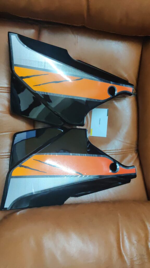 suzuki samurai side panel in black, green, and red color options
