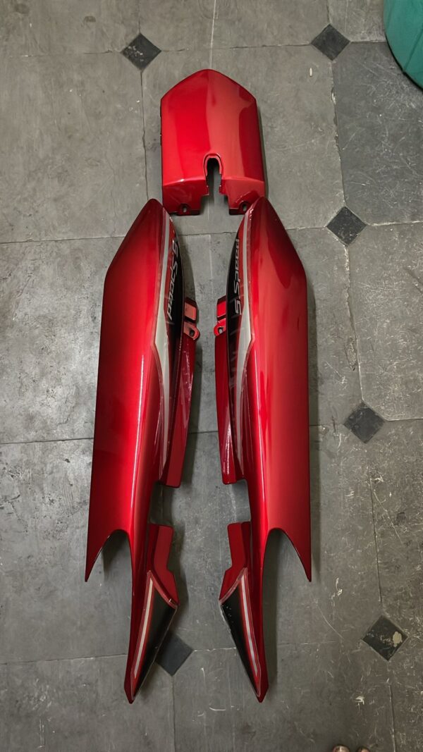 gladiator-125-ss.jpeg Yamaha Gladiator Tail Panel Red