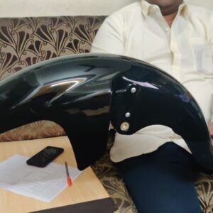 Black fiber yamaha alba mudguard fitted on a commuter motorcycle