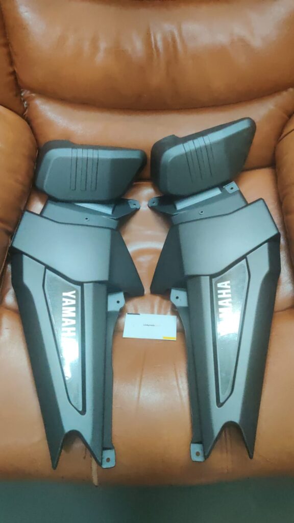 Yamaha FZ side panel in matte black and silver with matching stickers