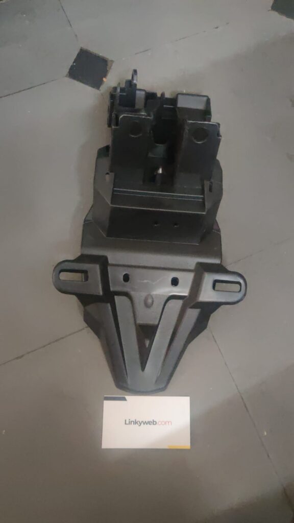 Yamaha fzs v2 rear mudguard made of durable fiber material for motorcycle protection