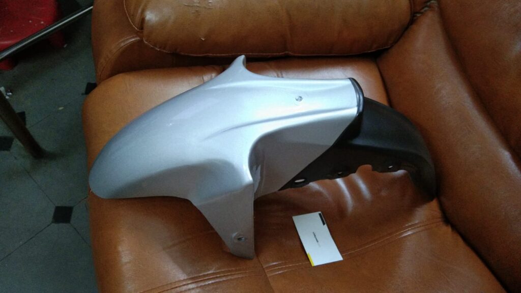Yamaha szr silver mudguard front view showing durable fiber construction